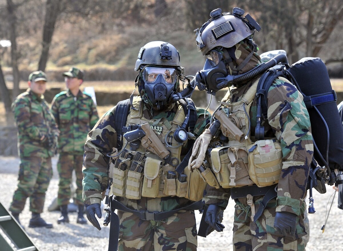 Quân đội Mỹ phát triển đồ bảo hộ thông minh ngăn chặn SARS-CoV-2