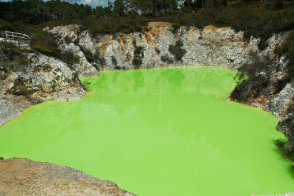 Vùng nước xanh lá cây được mệnh danh là 'phòng tắm của quỷ'