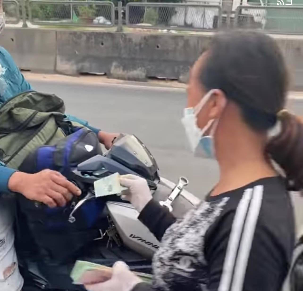 Người phụ nữ đi dép tổ ong phát tiền giúp người chạy xe máy về quê: Ước có thật nhiều tiền để giúp người nghèo khổ