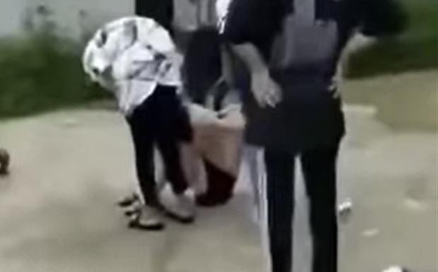 Bắc Giang: Nữ sinh bị nhóm bạn đánh, quay clip tung lên mạng