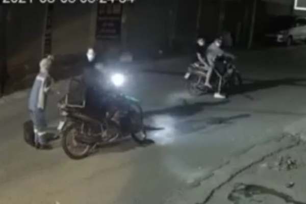 Nhóm đối tượng chặn đường cướp xe máy của nữ lao công Hà Nội lúc rạng sáng