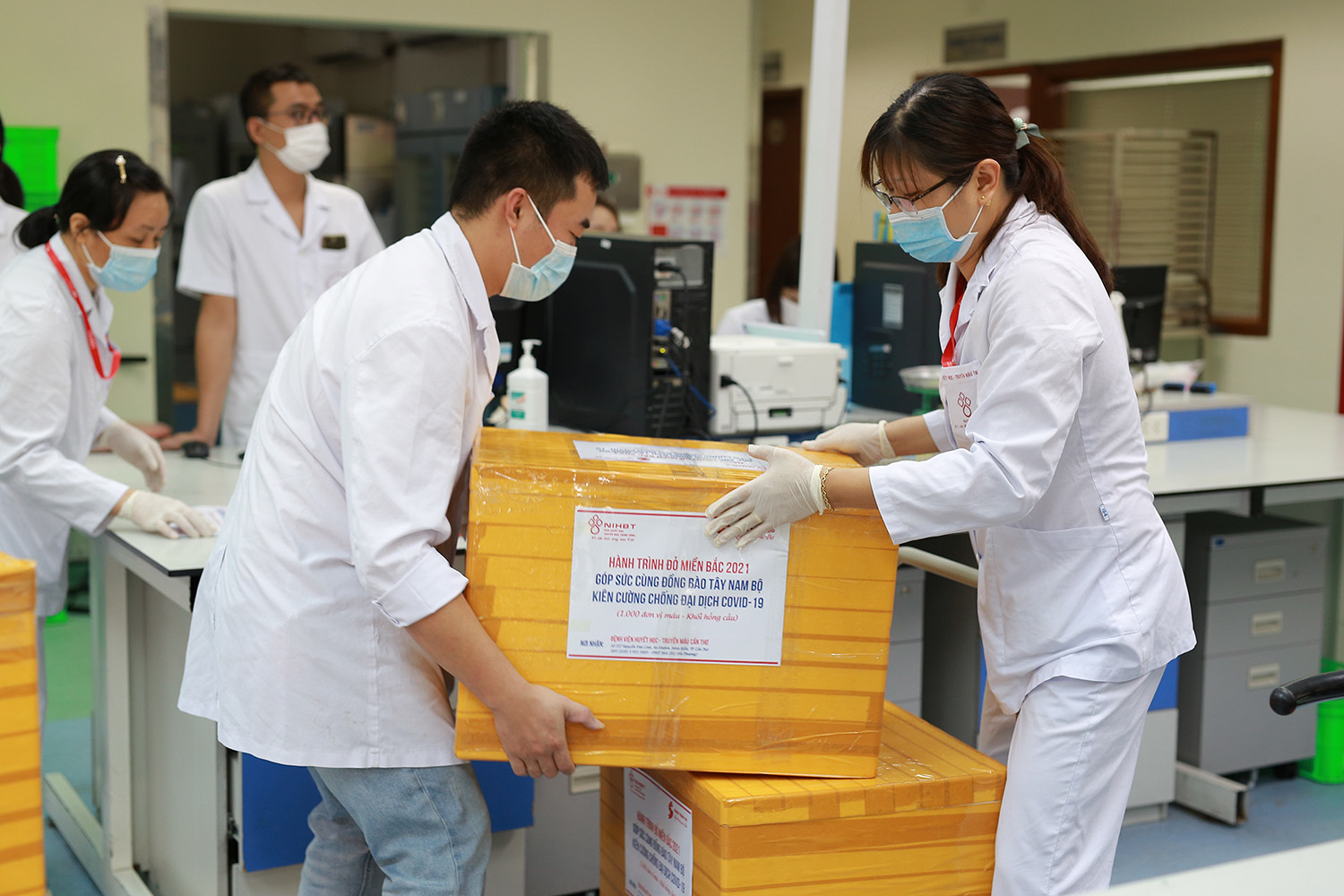 Chuyển 1.000 đơn vị máu từ Hà Nội vào miền Tây cứu người bệnh