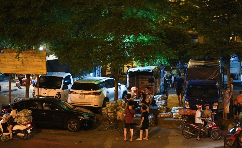 Tiểu thương chợ Long Biên tập trung đông người, xả hàng trong đêm