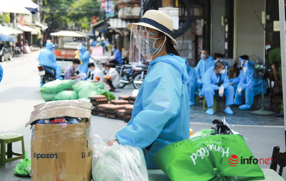 Hà Nội: Người dân ùn ùn gửi đồ tiếp tế vào khu phong tỏa 23 nghìn dân