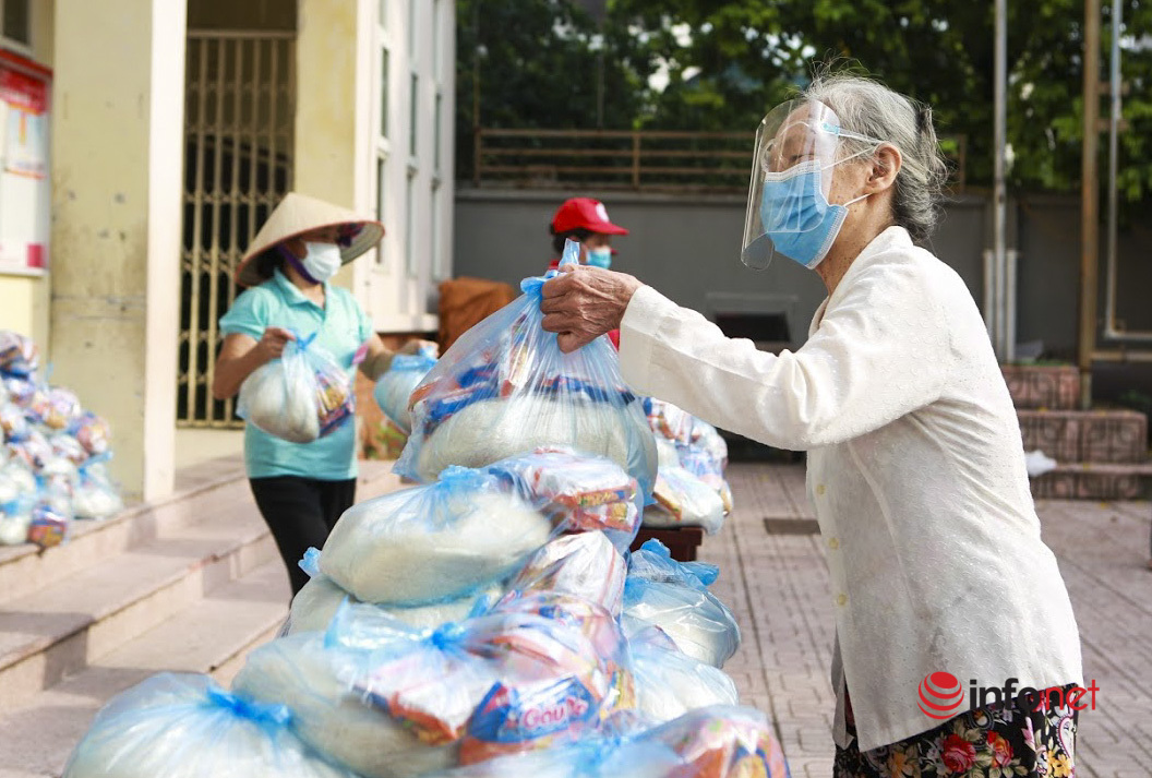 Một phường hỗ trợ người nghèo, 3 tấn gạo, 300 thùng mì 'hết veo' trong buổi sáng