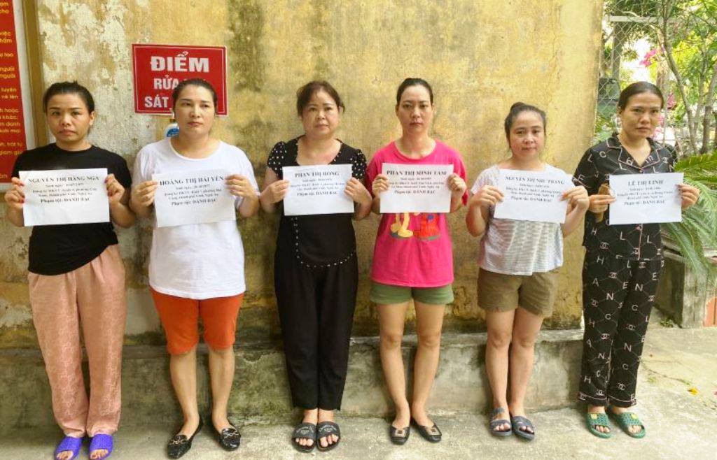 Nghệ An: Triệt phá ổ nhóm đánh bạc toàn nữ giới, bắt giữ 17 đối tượng