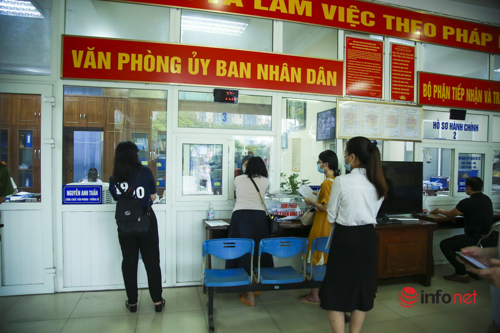 Hà Nội: Người dân xếp hàng xin giấy xác nhận đi đường