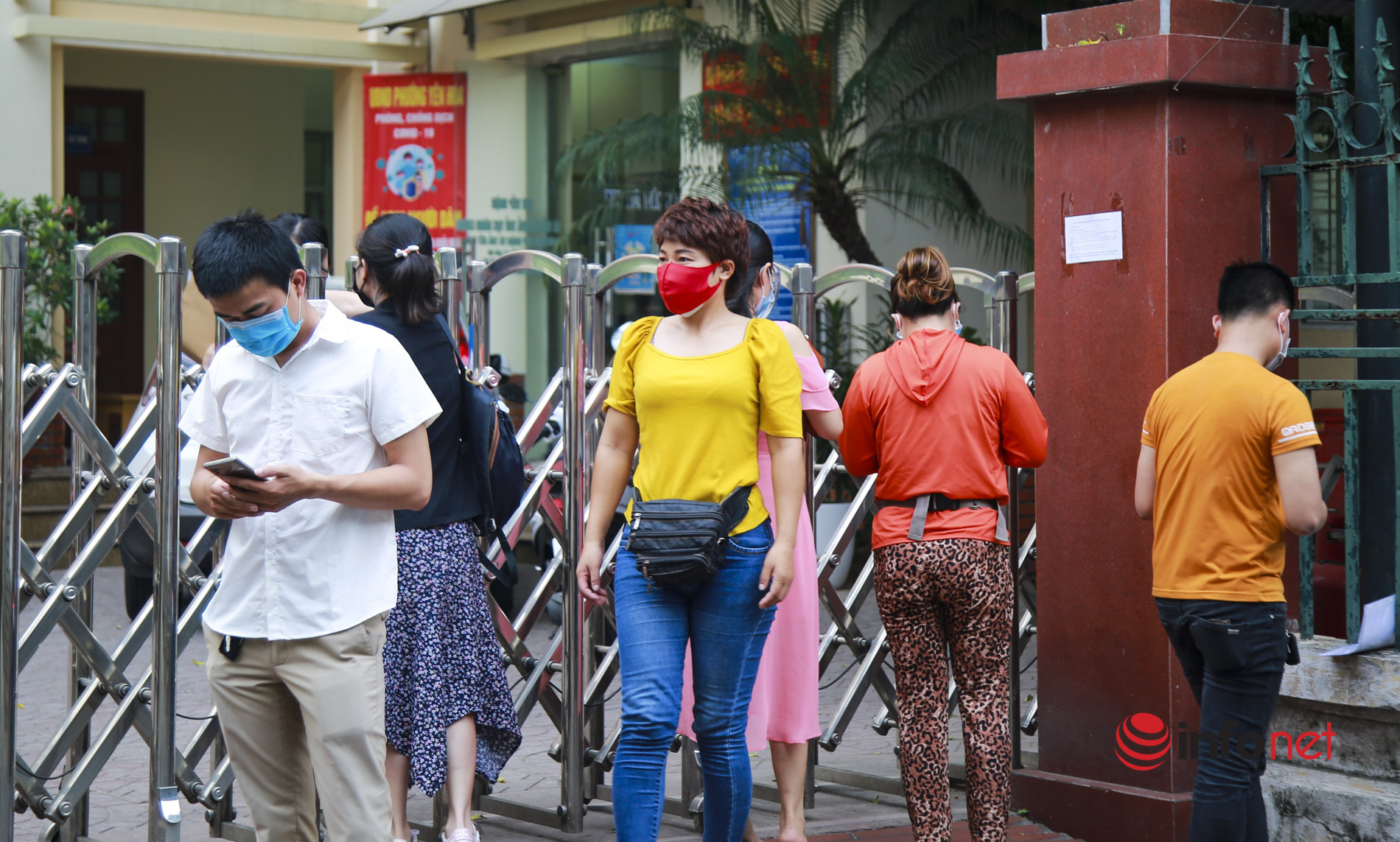 Hà Nội: Người dân xếp hàng xin giấy xác nhận đi đường
