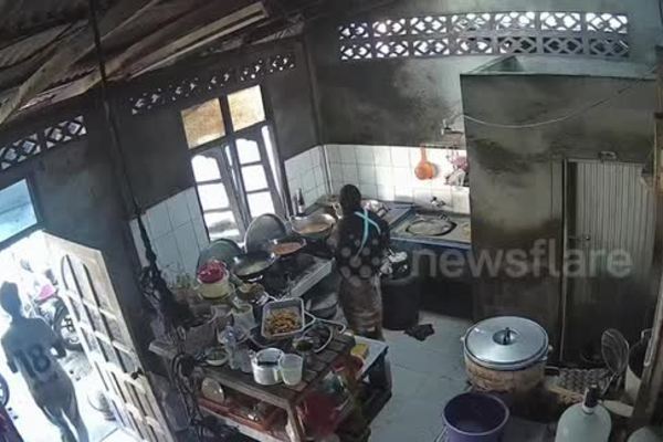 Bà chủ nhà hàng bình tĩnh dập ngọn lửa trên bình gas thay vì bỏ chạy