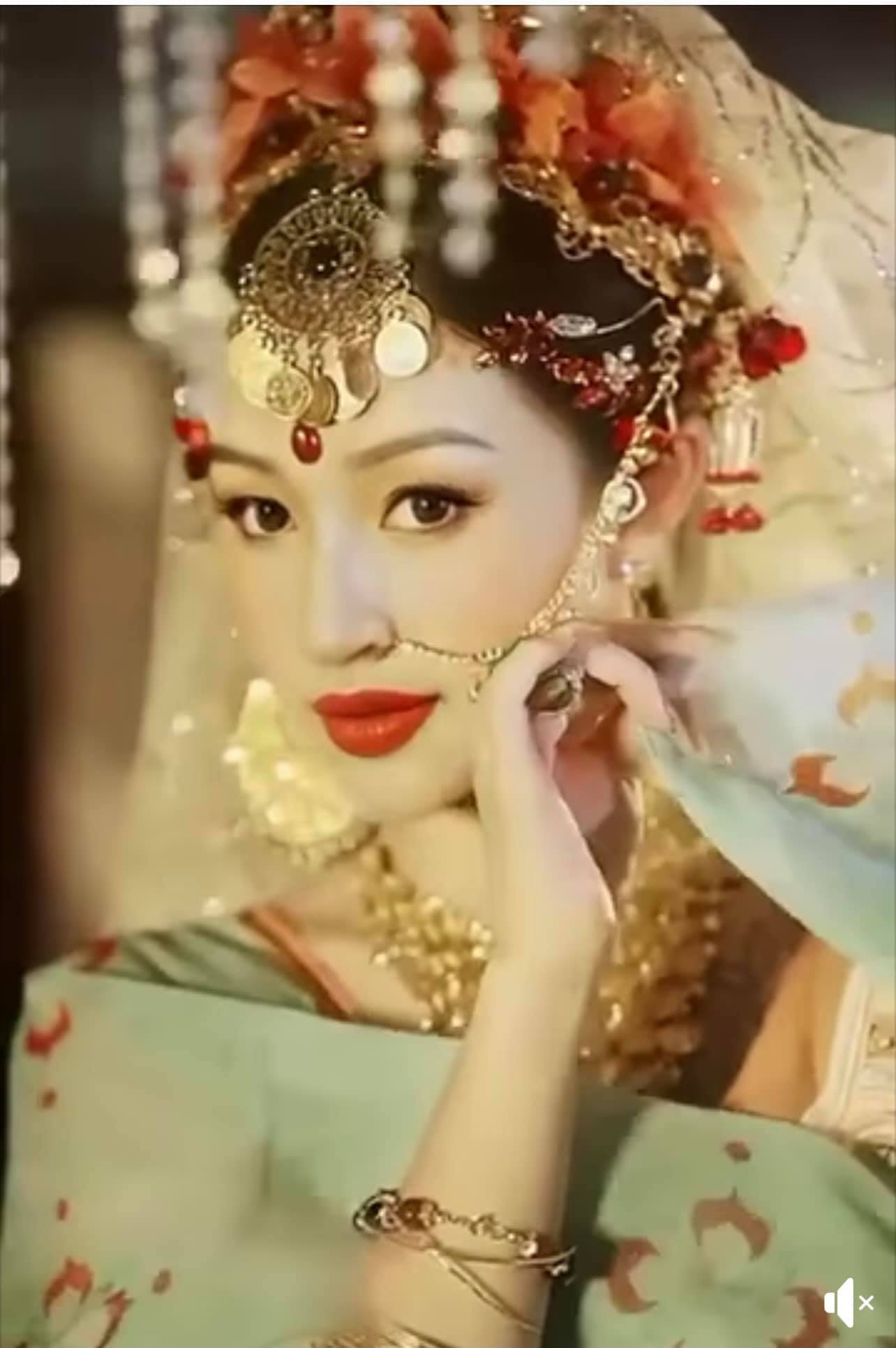 Dàn mỹ nhân Việt khoe bộ ảnh hoàng cung, Mai Phương Thuý ‘bóc trần’ sự thật khiến fan cười nắc nẻ