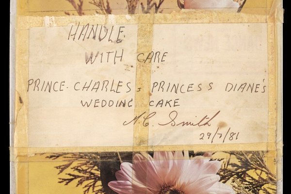 Miếng bánh trong đám cưới của Công nương Diana có giá hơn 2.500 USD sau 40 năm
