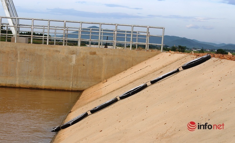 Hàng nghìn chiếc thang cứu đuối trên dòng sông 'tử thần' ở Nghệ An mong giảm tai nạn đuối nước