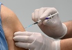 Người đàn ông 66 tuổi ở Hong Kong bị tiêm 2 mũi vắc-xin Covid-19 cùng lúc