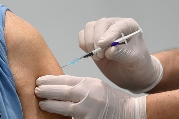 Người đàn ông 66 tuổi ở Hong Kong bị tiêm 2 mũi vắc-xin Covid-19 cùng lúc