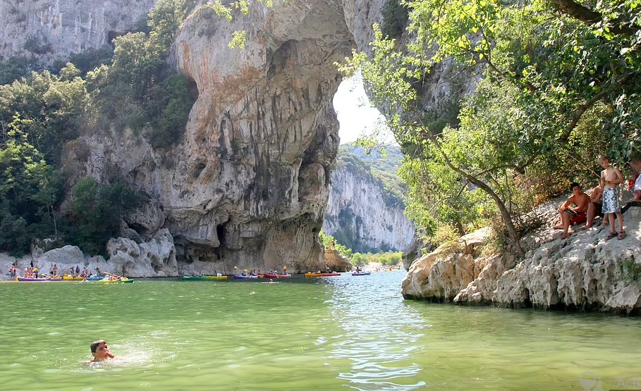 Khung cảnh ngoạn mục ở những bể bơi tự nhiên nước xanh như ngọc tại Pháp