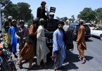 Taliban không đánh cũng thắng, hàng trăm quan chức và binh sĩ Afghanistan bỏ chạy