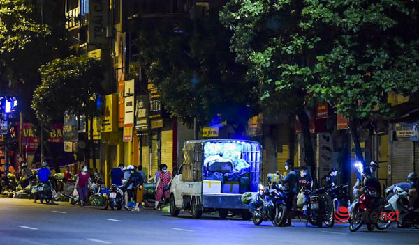 Chợ Phùng Khoang đóng cửa, chợ 'cóc' hoạt động nhộn nhịp từ nửa đêm