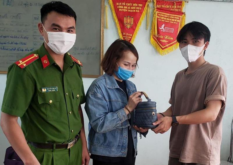 Hà Tĩnh: Nhặt được 30 triệu đồng tại bãi tắm, nam thanh niên nhờ công an tìm người đánh mất