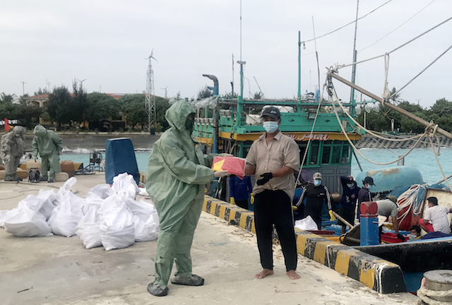 Chiến sĩ đảo Sinh Tồn hỗ trợ tàu cá cạn nhiên liệu và lương thực, thực phẩm