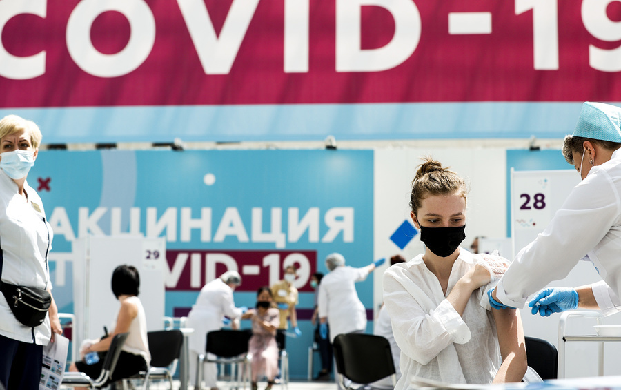 Nhiều công ty Nga ‘cứng rắn’ với nhân viên từ chối tiêm vắc-xin Covid-19