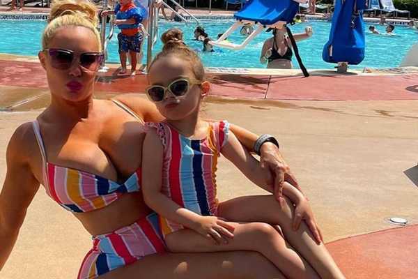Cho con gái bú mẹ tới 5 tuổi và chưa định cai sữa, người mẫu Coco Austin gây tranh cãi