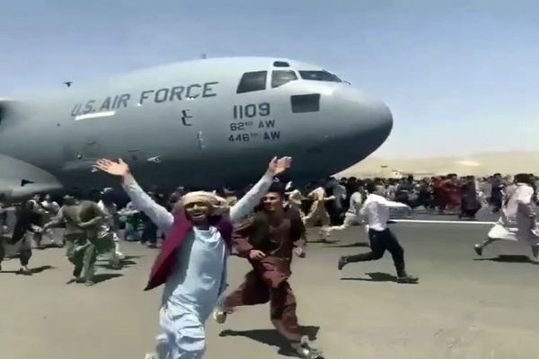 Sân bay Kabul hỗn loạn, Taliban nổ súng, người dân tìm mọi cách lên máy bay rời đi