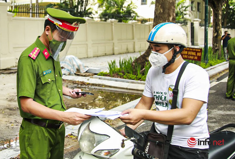 Hà Nội: Nhiều trường hợp bị xử phạt trong ngày đầu tổ công tác đặc biệt kiểm soát người đi đường