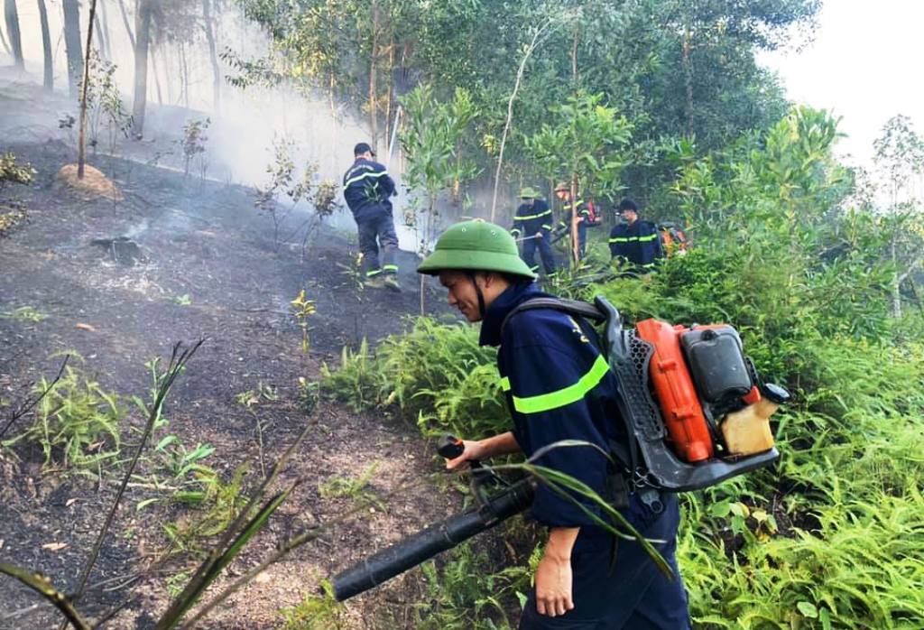 Liên tiếp cháy rừng do nắng nóng ở Nghệ An, kịp thời dập tắt cháy bùng phát trong đêm