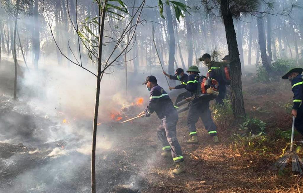 Liên tiếp cháy rừng do nắng nóng ở Nghệ An, kịp thời dập tắt cháy bùng phát trong đêm