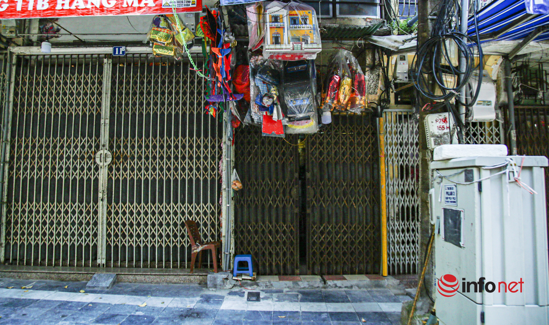 Phố Hàng Mã vắng lặng mùa Vu lan, một vài tiệm hé cửa bán