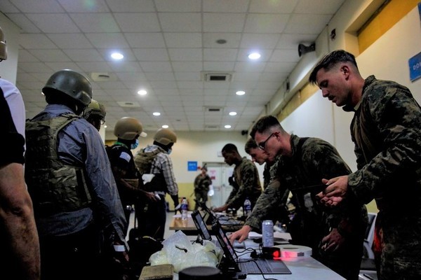 Quân đội Mỹ lâm cảnh bất lực ngoài phạm vi sân bay Kabul