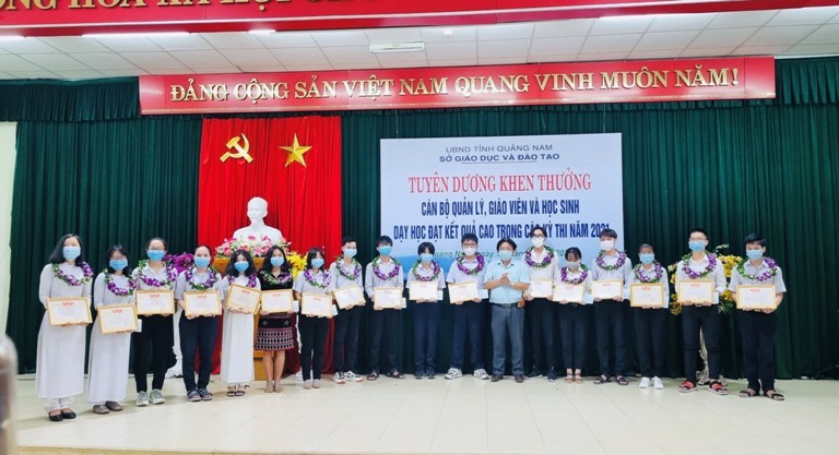 Quảng Nam: Tuyên dương giáo viên, học sinh có thành tích xuất sắc trong kỳ thi tốt nghiệp THPT