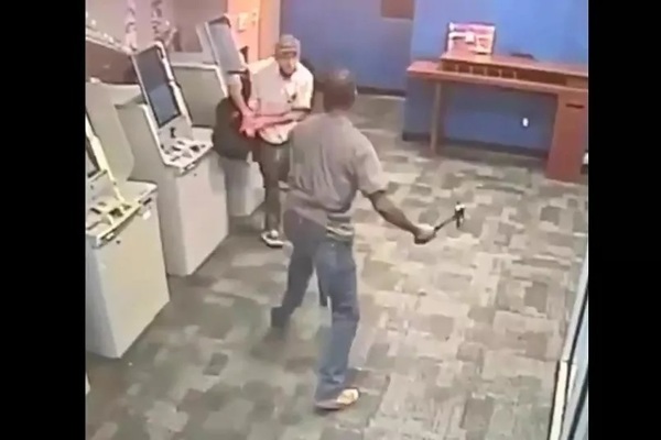 Người đàn ông bị tấn công dã man khi đang rút tiền ở ATM trong ngân hàng