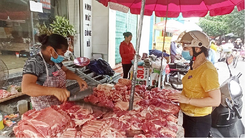 Thịt lợn ngoài chợ, siêu thị giá cao chót vót, mặc lợn hơi tụt giá, chủ nuôi bị siết nợ