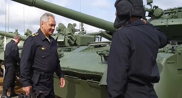 Cận cảnh Bộ trưởng Quốc phòng Nga ‘thuần phục’ xe tăng T-80BVM