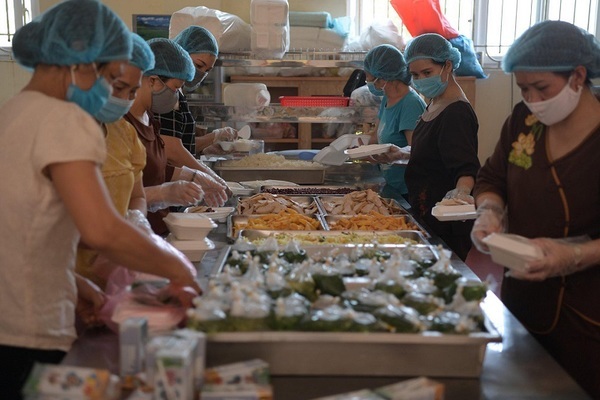 Hàng trăm suất cơm nhà chùa hỗ trợ bệnh nhân Bệnh viện K mùa dịch