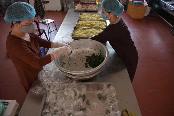 Hàng trăm suất cơm nhà chùa hỗ trợ bệnh nhân Bệnh viện K mùa dịch