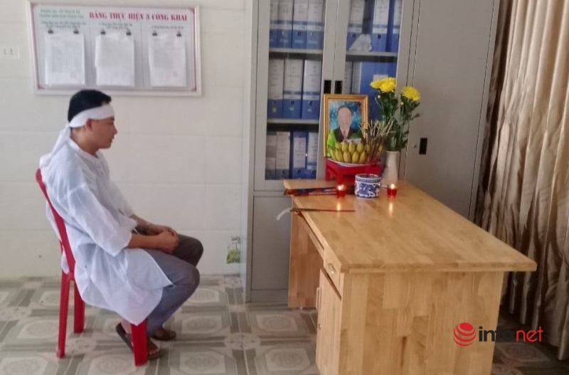 Nhân viên y tế trong khu cách ly nghẹn ngào lập bàn thờ từ xa tiễn biệt cha