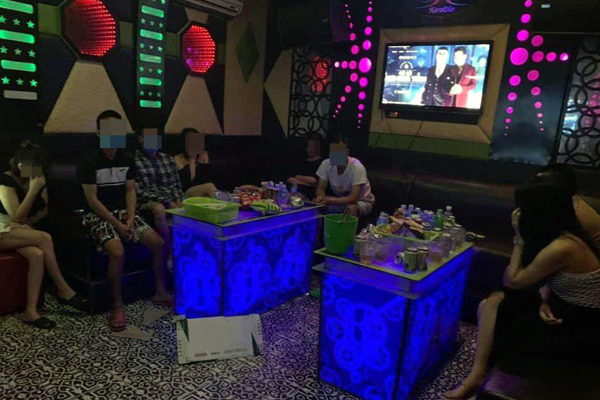 Xử phạt quán karaoke ở Hà Nội cho khách đến hát trong mùa dịch