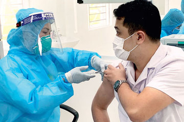 Bác sĩ Việt: Người đã tiêm vắc xin mắc Covid-19 bệnh nhẹ, nhanh xuất viện