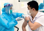 Bác sĩ Việt: Người đã tiêm vắc xin mắc Covid-19 bệnh nhẹ, nhanh xuất viện