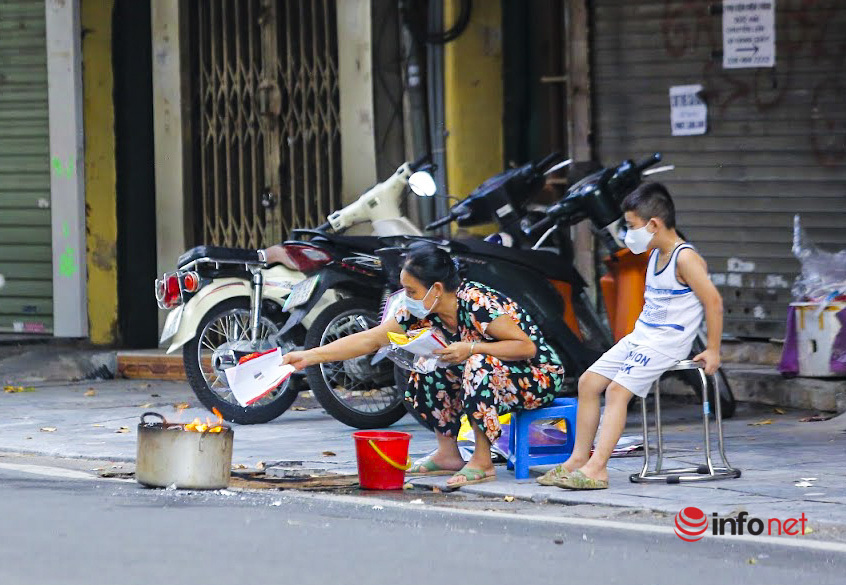Hà Nội: Nhiều người ra đường đốt vàng mã rằm tháng Bảy