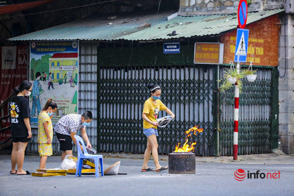 Hà Nội: Nhiều người ra đường đốt vàng mã rằm tháng Bảy