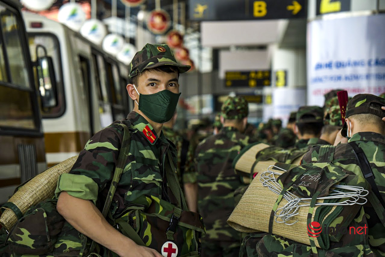 Hà Nội: Hình ảnh gần 300 bác sĩ, học viên quân y vào Nam làm nhiệm vụ chống dịch