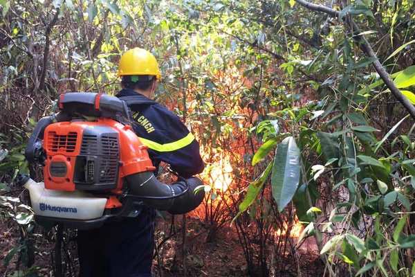 Nghệ An: Cảnh sát căng mình dập lửa, cứu rừng giữa trưa nắng gắt