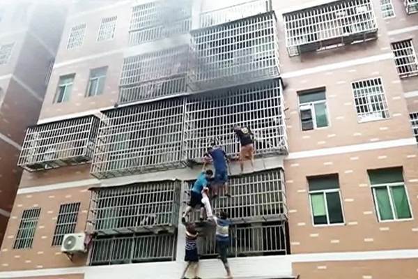 Sáu người đu bám ngoài chuồng cọp giải cứu 2 bé gái trong căn nhà cháy