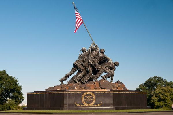 Người Mỹ tức giận khi Taliban ‘tái hiện’ bức ảnh cắm cờ Mỹ trên đảo Iwo Jima
