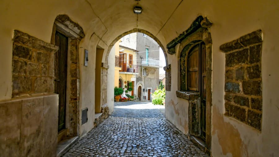 Những căn nhà cổ kính độc đáo gần thủ đô Italia giá 1 Euro