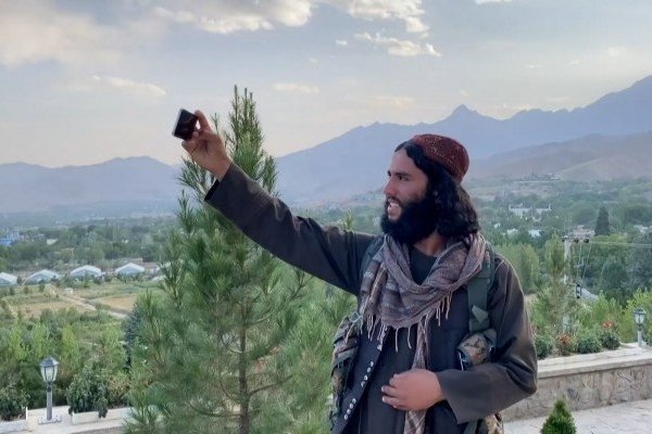 Lính Taliban tụ tập tạo dáng selfie tại khu du lịch nổi tiếng ở Kabul