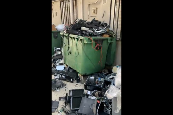 Loạt thùng rác trong đại sứ quán Mỹ ở Kabul đầy ắp thiết bị điện tử bị đập vỡ và vứt bỏ